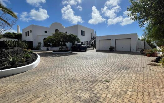 Villa for sale on golf resort in costal teguise
