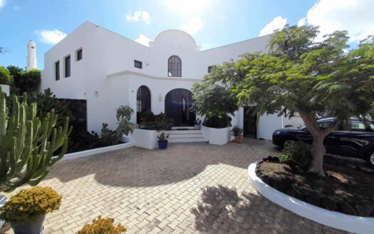 Villa for sale on golf resort in costal teguise