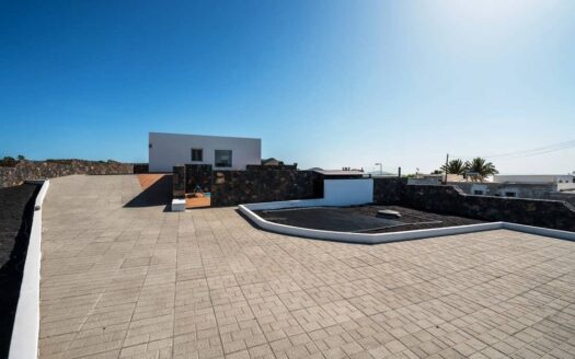 New modern detached villa