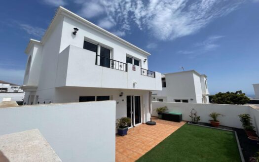Beautiful detached house with sea views
