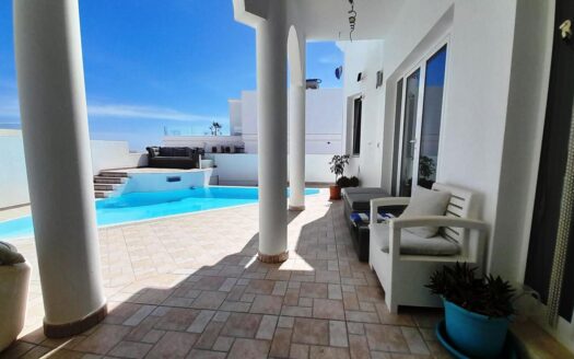 Fabulous 4 bedroom villa in Puerto Calero