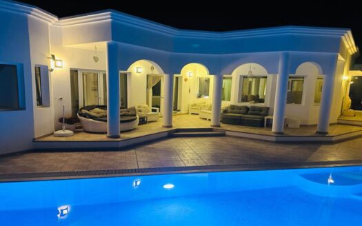 Fabulous 4 bedroom villa in Puerto Calero