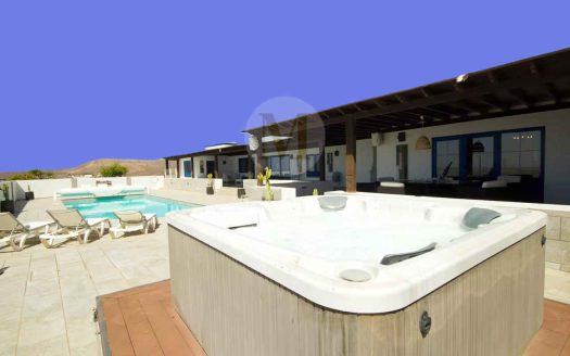 Counrty Villa For Sale In Tias